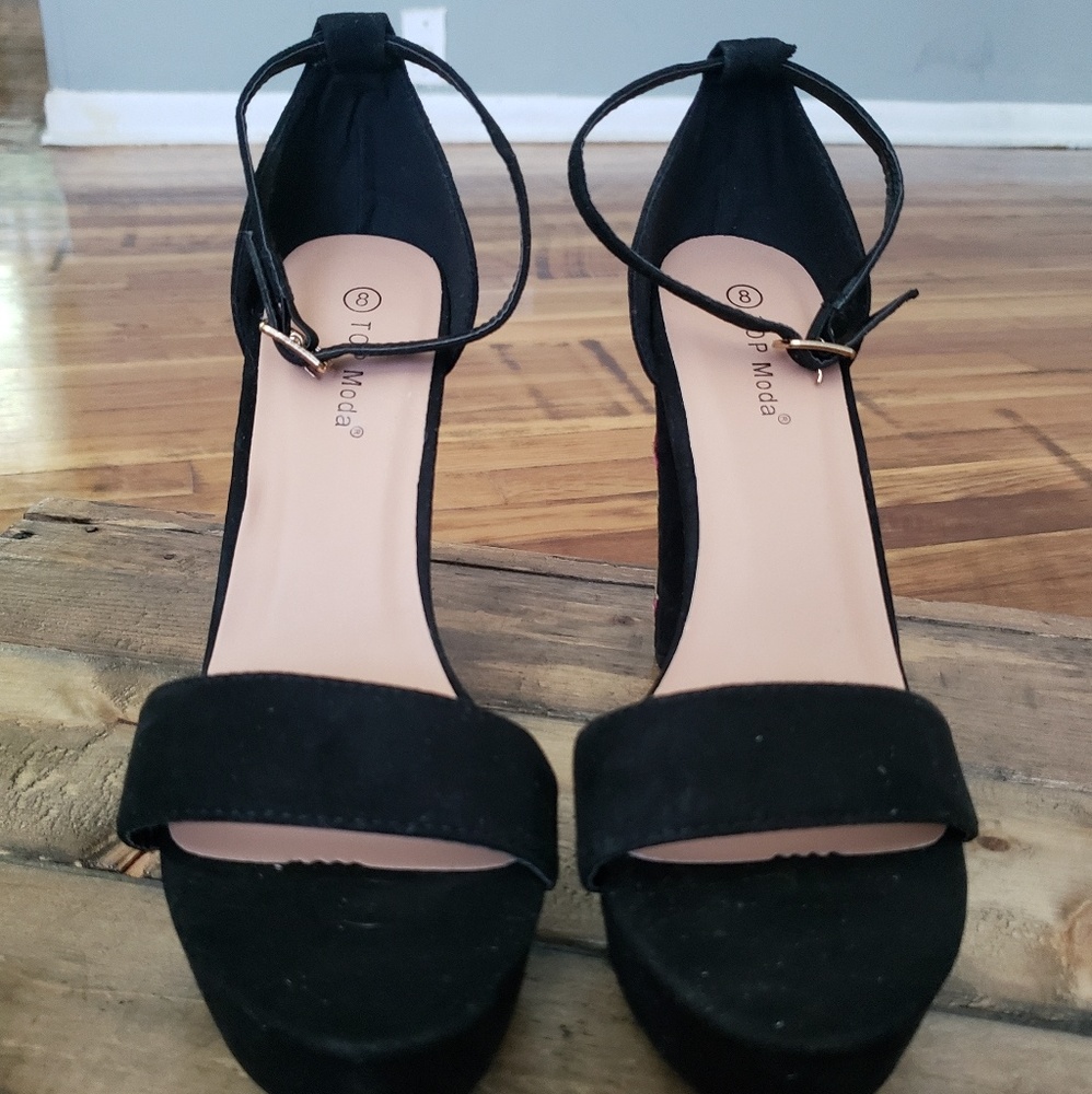 Embroidered block heel sandal